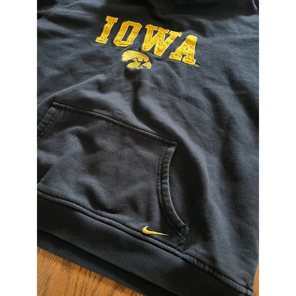 Nike Team Iowa Hawkeyes Hoodie Kids XL Black Gold Pullover Sweatshirt NCAA